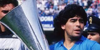 Maradona jugando para el Napoli